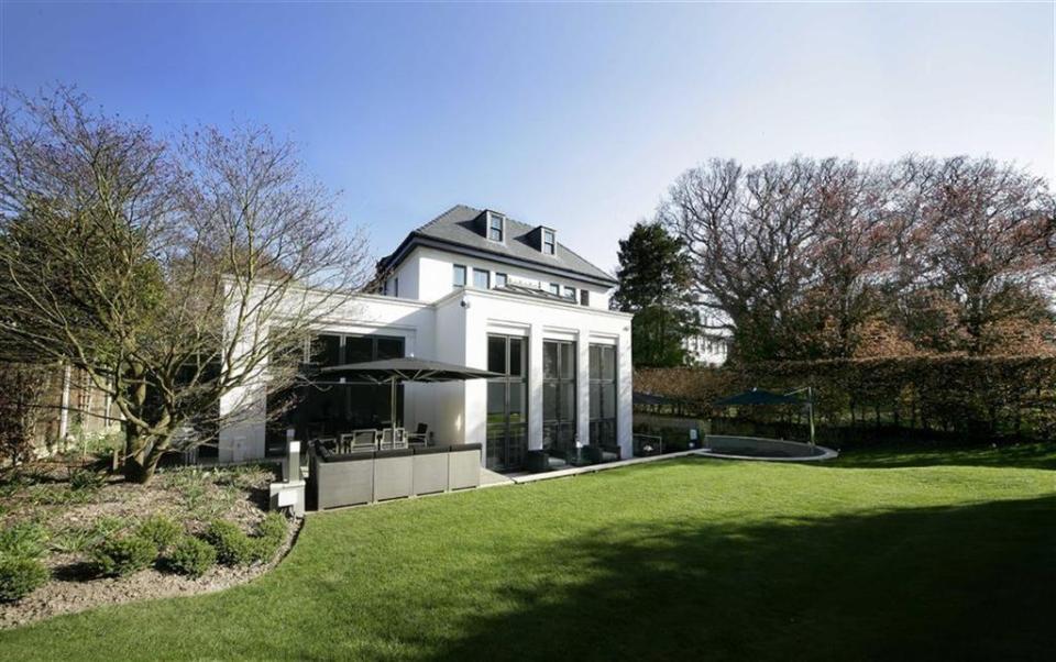  Chris Smalling's modern home with giant back yard