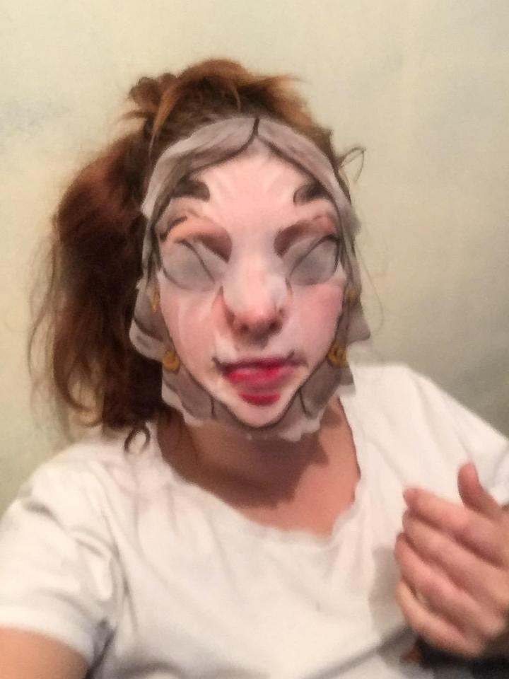  The 28-year-old's husband Alan and daughter Bonnie, 10, were both left in fits of giggles when she put on the bizarre sheet mask