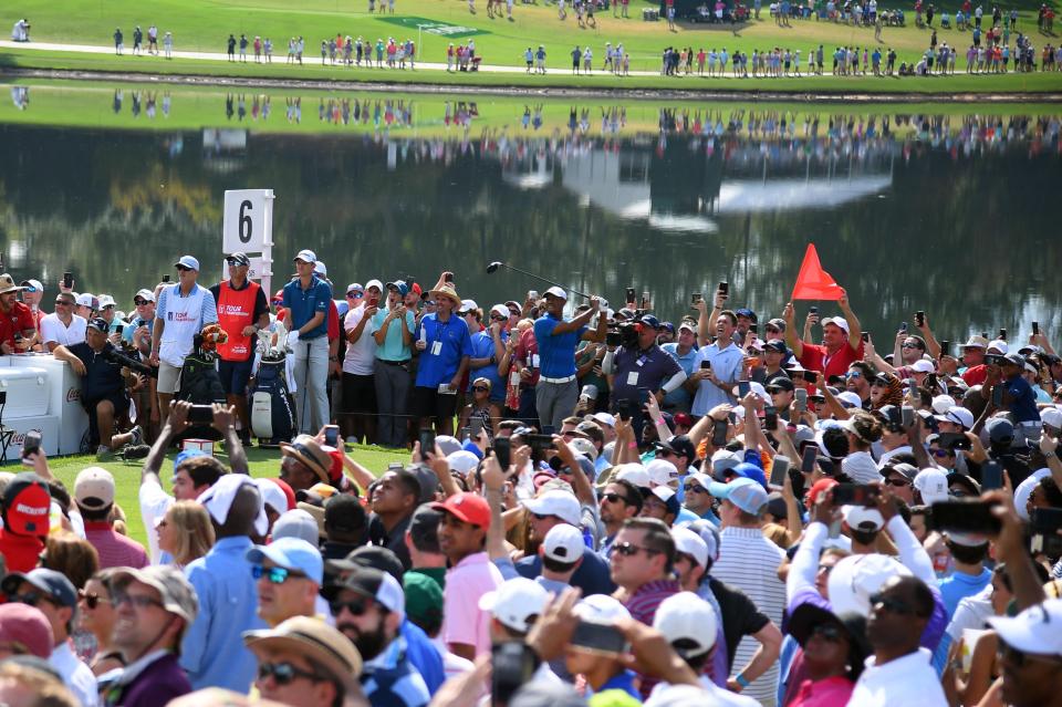  Tiger Woods attracted huge crowds as ever on Saturday