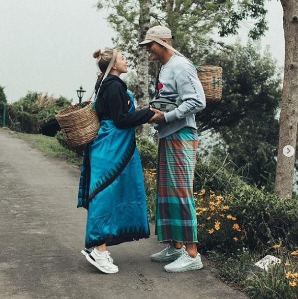  They slipped into traditional sarees for an afternoon of tea picking