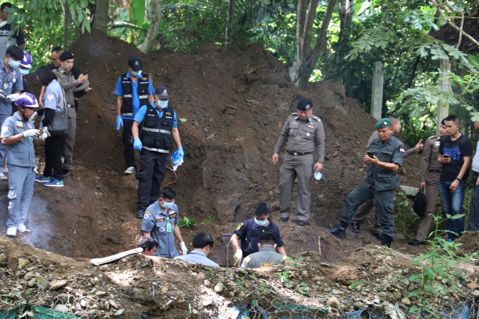 Thai Police and workers were pictured recovering the bodies