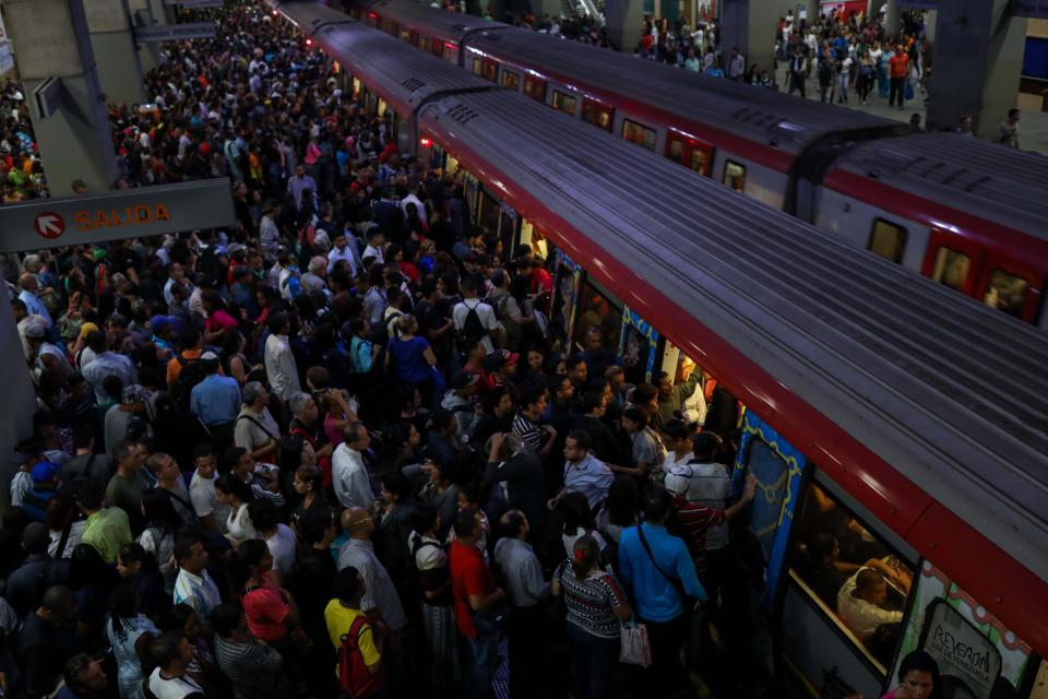  Many queue at railway stations for 40 minutes just to buy a ticket