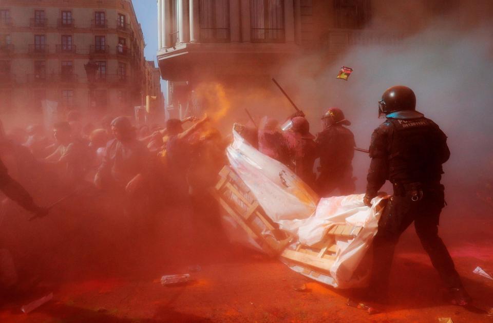  Clashes with the police broke out today in Barcelona