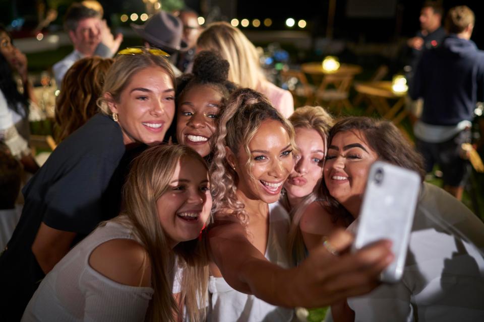  Leona Lewis snapped selfies with the girls