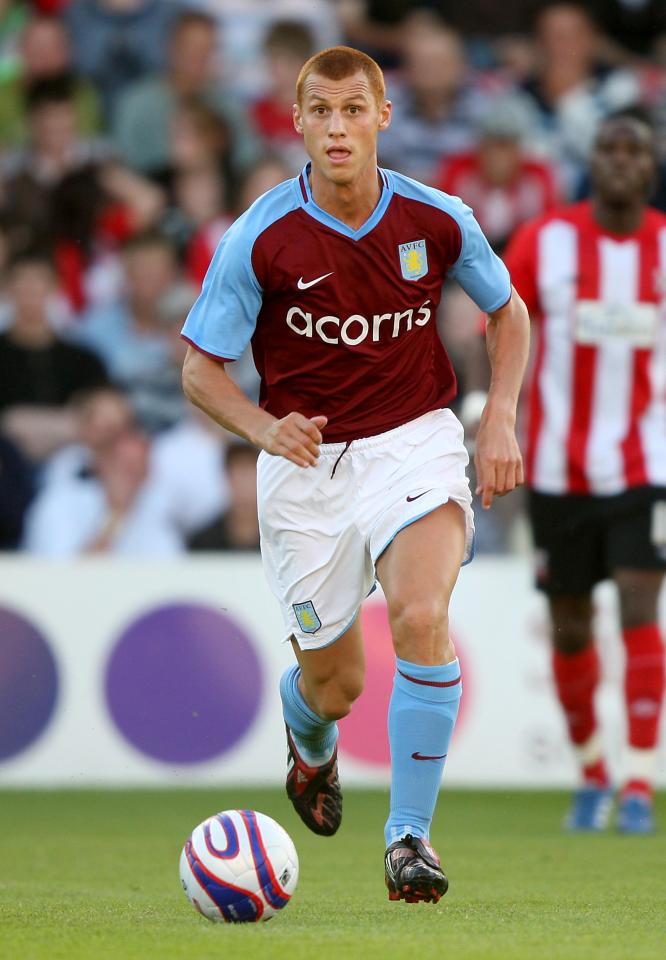  Sidwell spent time playing for Aston Villa in the Premier League