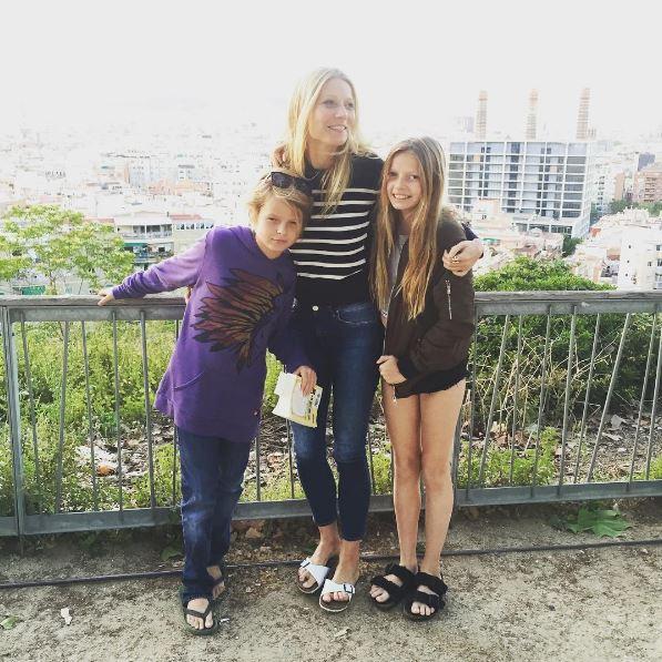  Gwyneth shares children Moses and Apple with Chris