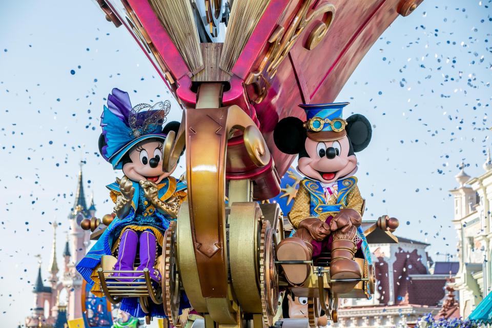  Get a holiday deal for Disneyland Paris with offers on sites like Wowcher and Groupon