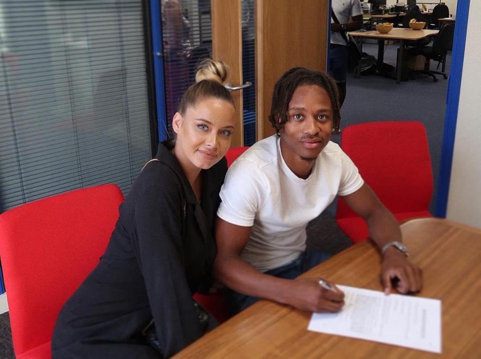  And she was very supportive when he signed his contract for Cardiff earlier this year