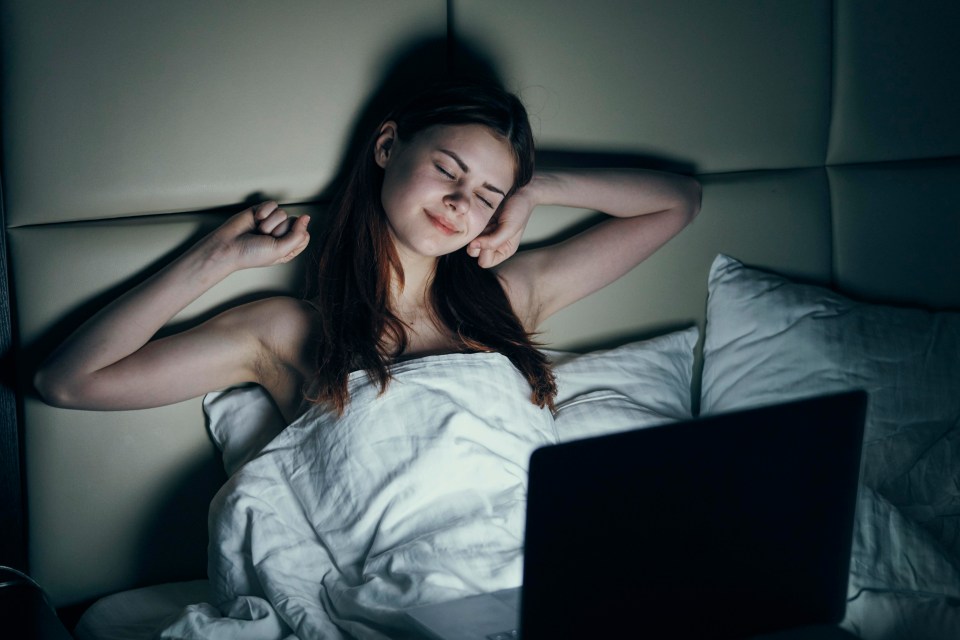 Your laptop light is fooling your brain into thinking it’s daytime