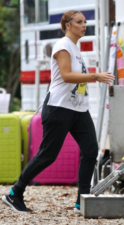  The singer was spotted earlier in the day arriving to set in her casual clobber