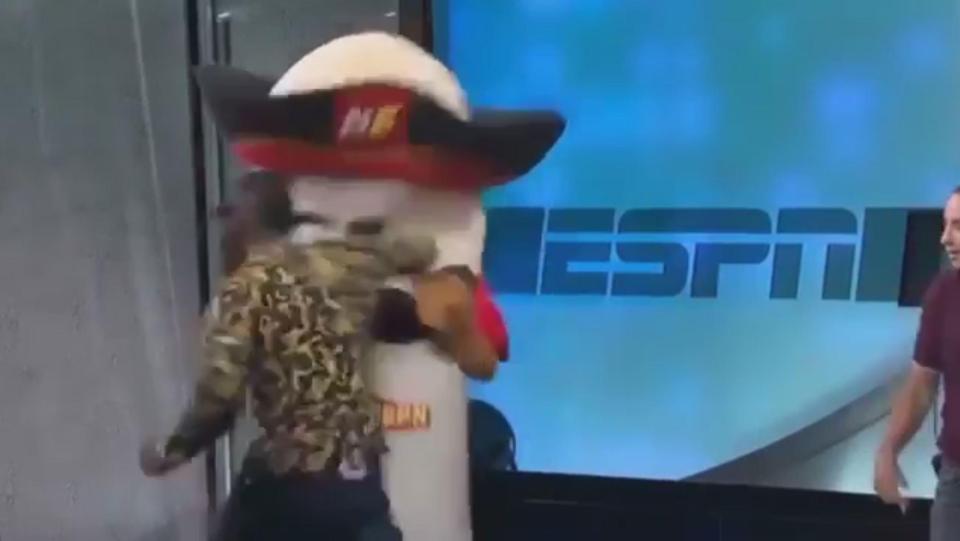  The US boxer landed a fierce punch on the mascot on Spanish television