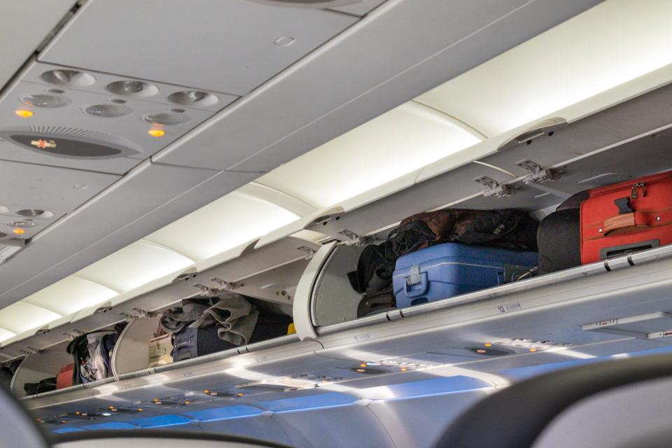  Along the skirting of the overhead bins there is sometimes a handrail moulded into the fuselage