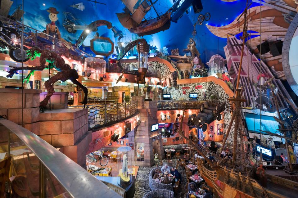  Dine for free at one of the many Walt Disney World restaurants including Planet Hollywood