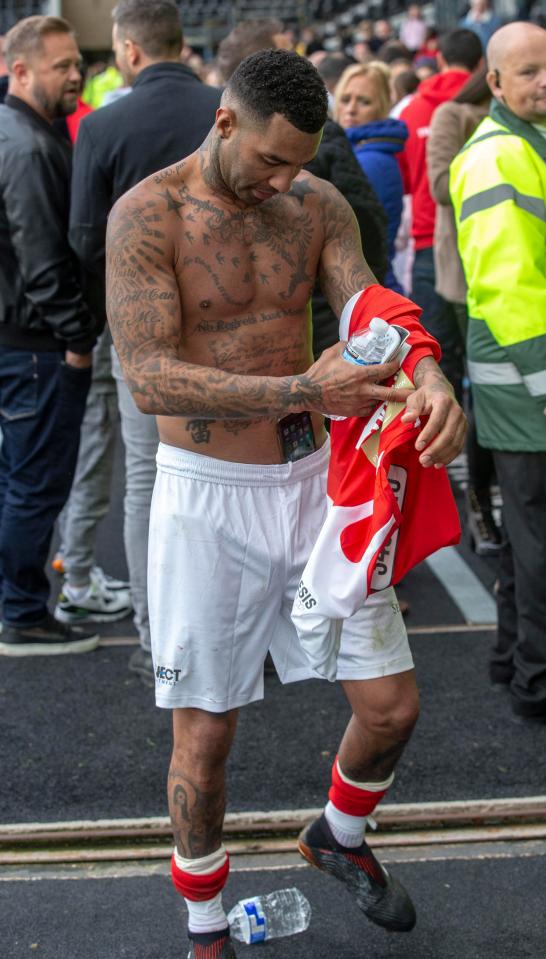  Jermaine cooled down by stripping of his shirt to reveal his tattooed torso