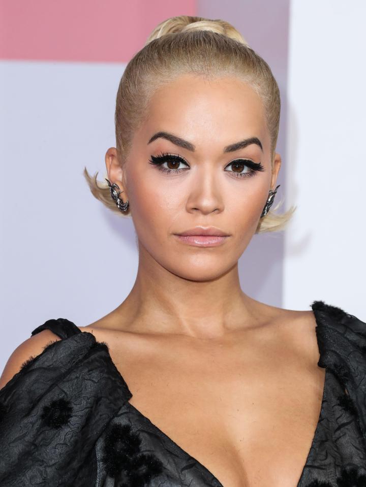  Attending the American Music Awards yesterday, Rita looked effortlessly chic in a black gown