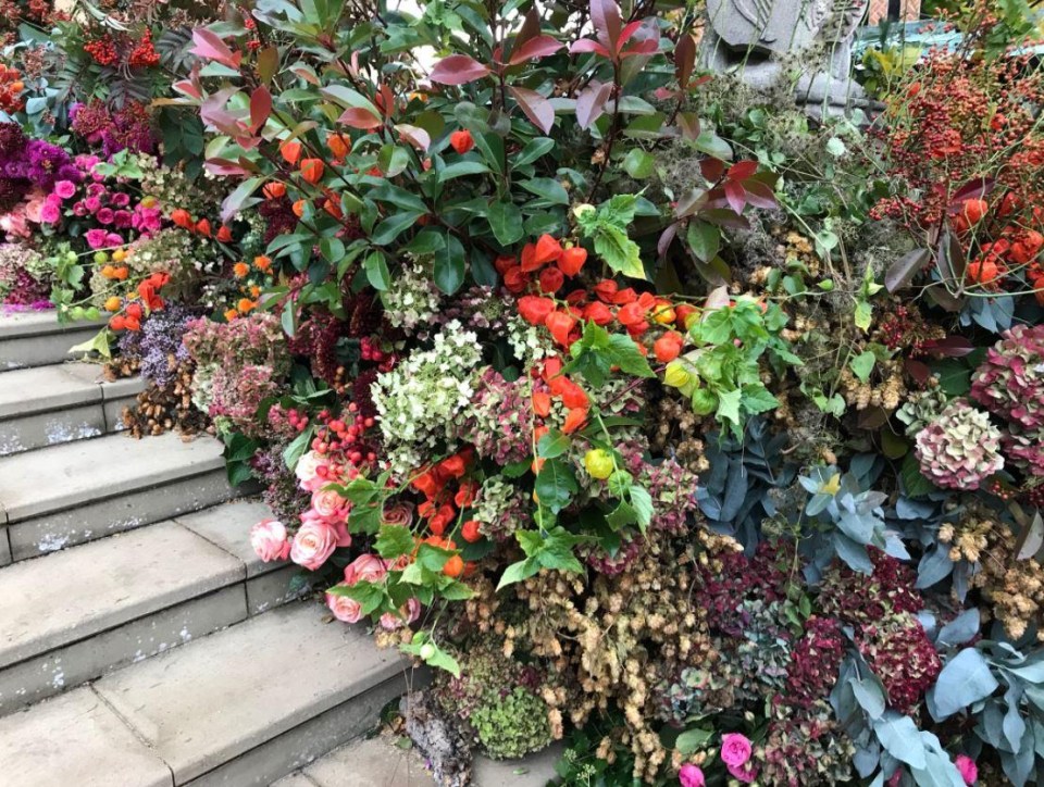 The gorgeous red and orange blooms were perfect for an October ceremony