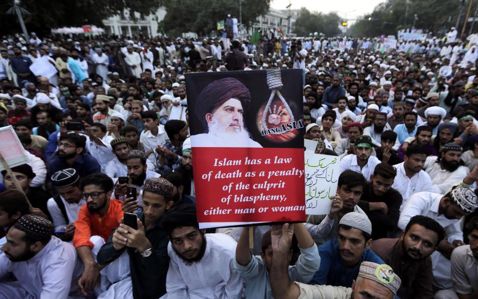  Hundreds of Islamist extremists have rallied in Pakistan to demand the death sentence