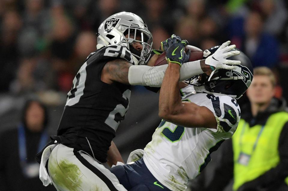  Seattle Seahawks wide receiver Doug Baldwin catches a pass as Oakland Raiders defensive back Obi Melifonwu defends