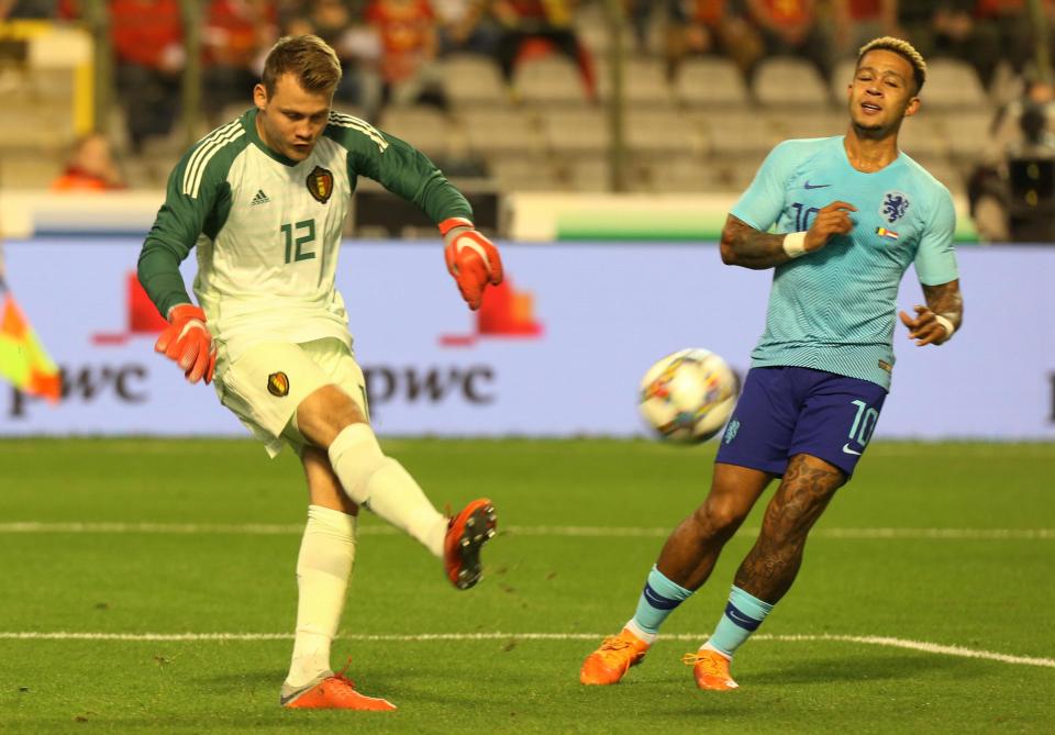  Mingolet could have given Holland an advantage with carelss footwork as Memphis Depay lurked