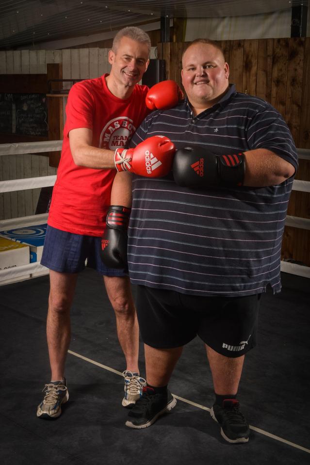  40st Darren 'Dibsy' McClintock steps into the ring with Sun man Robin Perrie as part of his new fitness regime