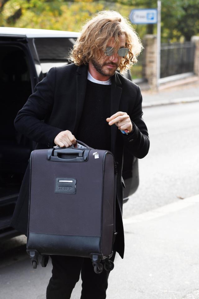  Seann was later spotted arriving at rehearsals clutching a small suitcase