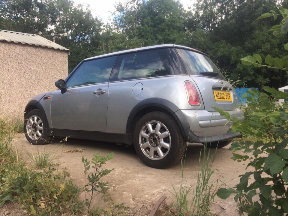  Police watched as two thieves loaded the MINI onto a truck