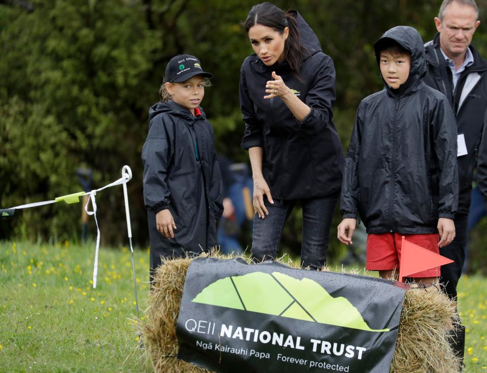  Meghan discusses wanging technique with a young fan