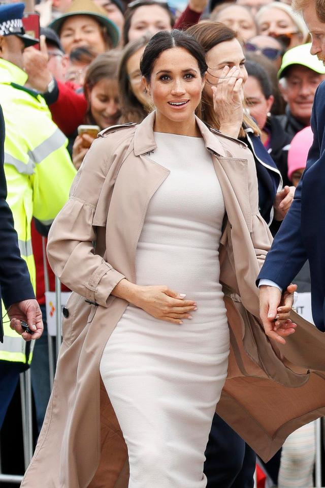  Pregnant Meghan cradled her growing baby bump