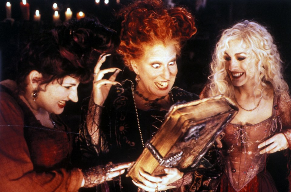  Kenny Ortega (left), Bette Midler (middle) and Sarah Jessica Parker (right) in Hocus Pocus