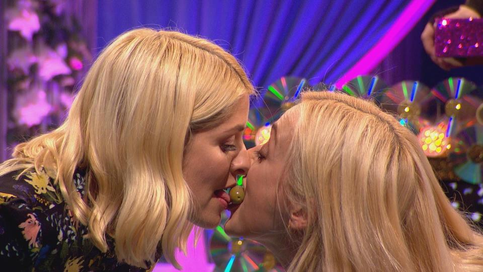  Fearne Cotton and Holly Willoughby use their tongues to move an olive