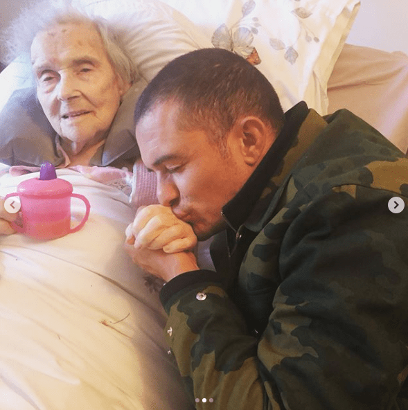  Orlando Bloom kissed his dying nan's hand in a heartfelt Instagram post