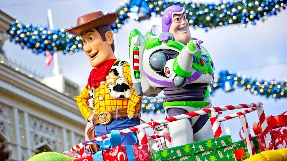  A daily festive parade along Main Street features the usual characters accompanied by decorated floats, dancing sugar canes, gingerbread men and other Yuletide surprises