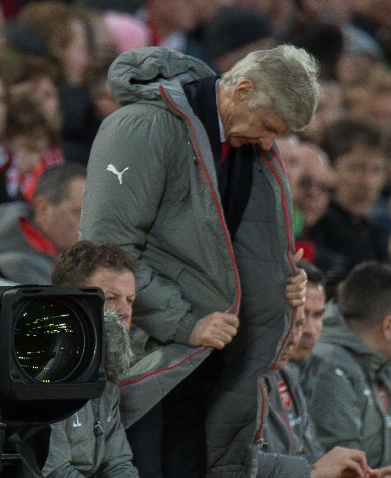  Arsene Wenger reveals he knew people were starting to watch him zip up his coat on matchdays