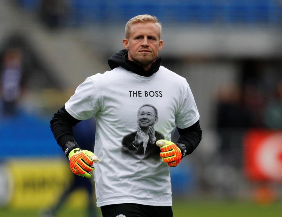  Leicester goalkeeper wears a t-shirt paying tribute Vichai Srivaddhanaprabha