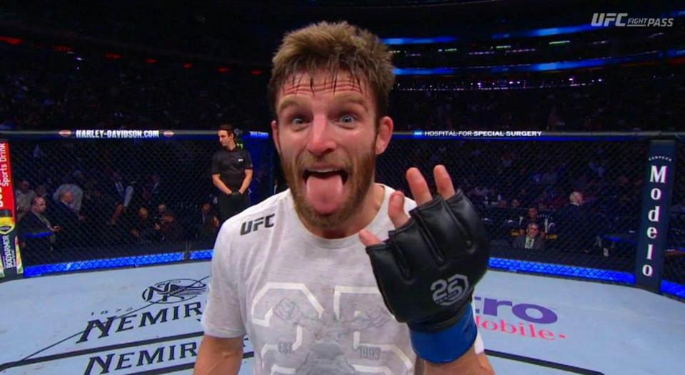  Jordan Rinaldi shows off his gruesome finger break after beating Jason Knight on Saturday night