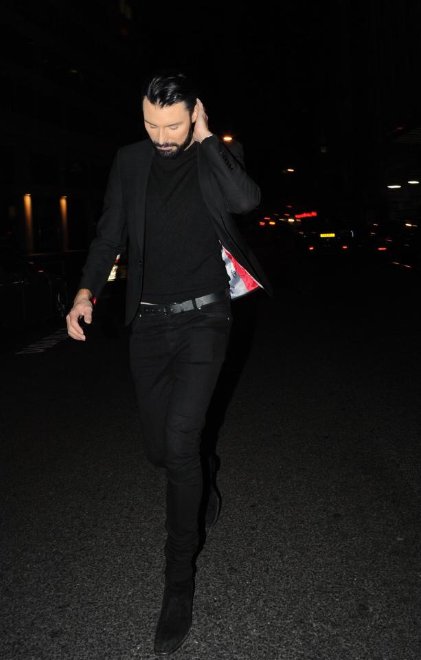  He looked smart in an all-black outfit