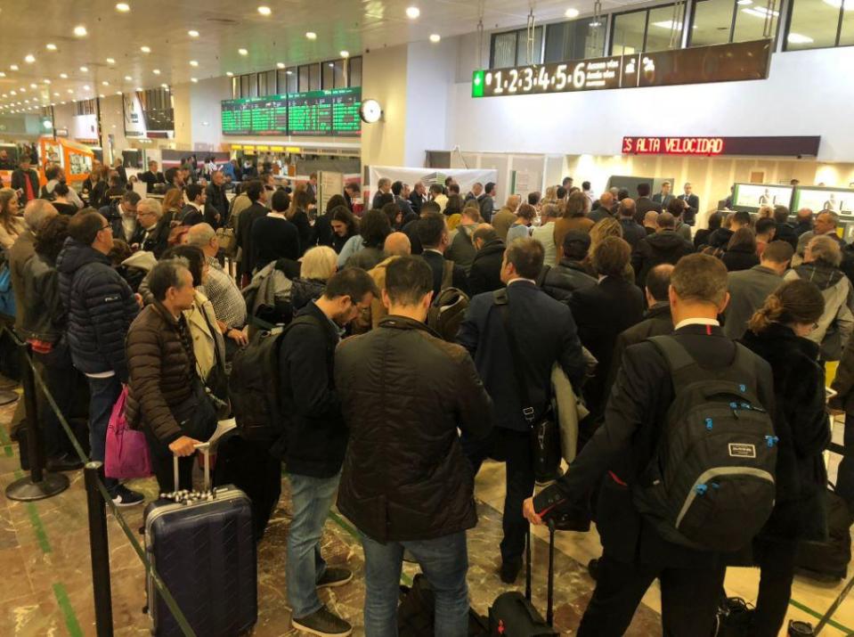  Passengers building up in Barcelona Sants as the trains were evacuated