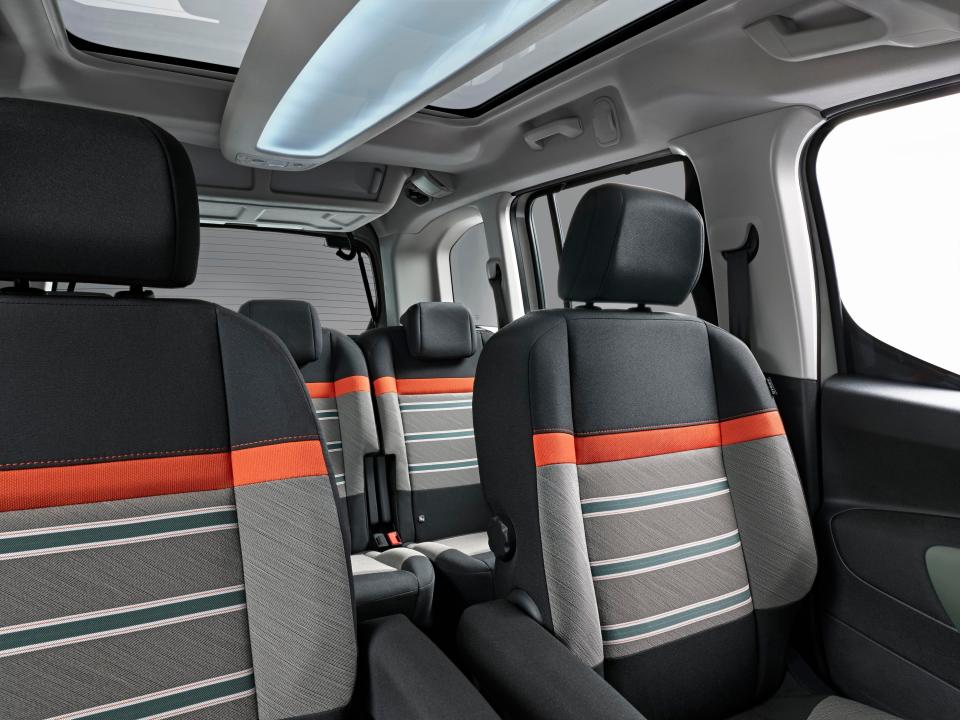  The spacious interior is class leading and is very comfortable (if not so comfortable to look at)