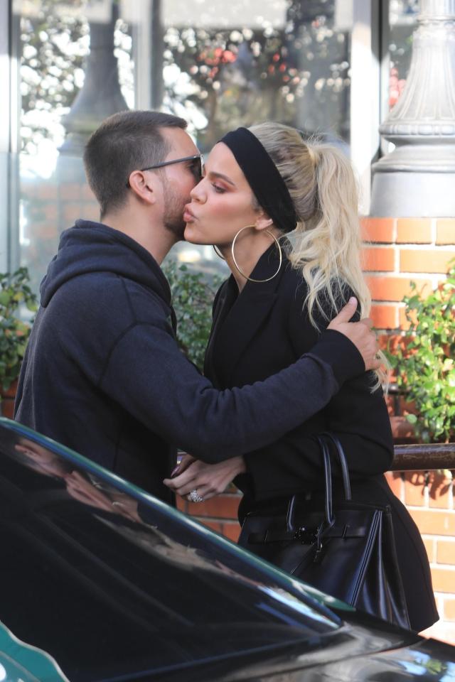  Khloe Kardashian and Scott Disick shared a friendly kiss before having lunch together in LA