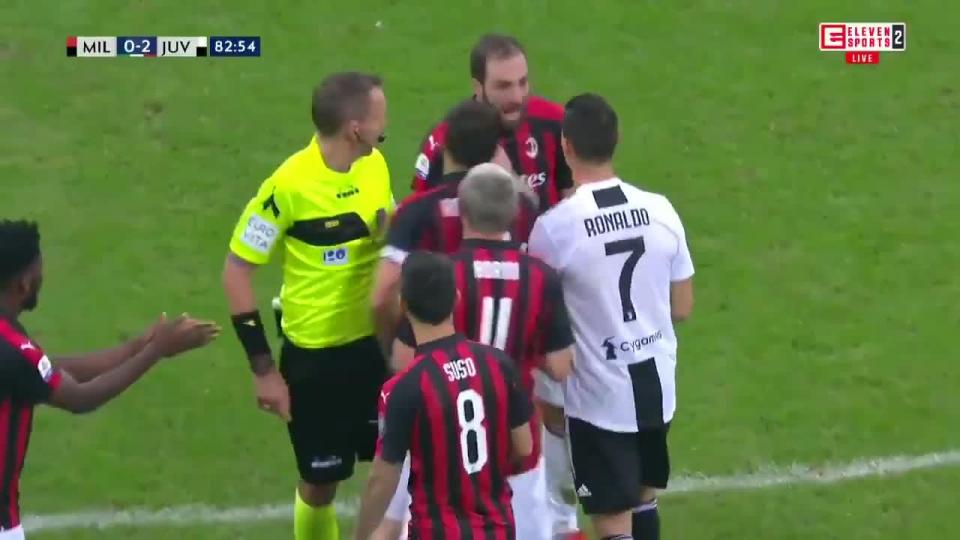  Gonzalo Higuain clashes with Ronaldo after being sent off