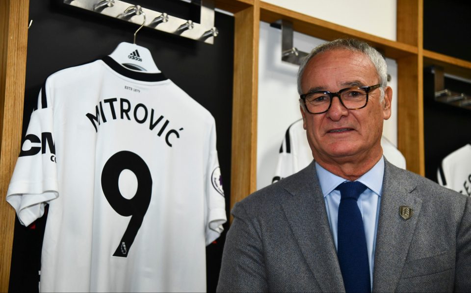  The new Fulham boss behind his star strikers jersey