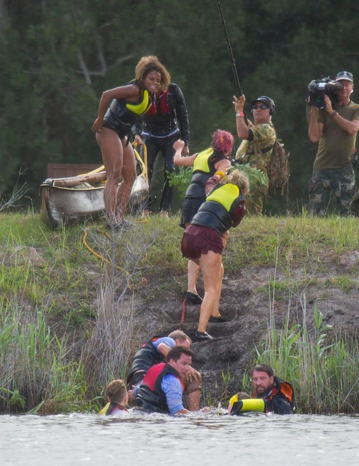  It was hard working making to the shore... but they managed it before the red team, despite capsizing