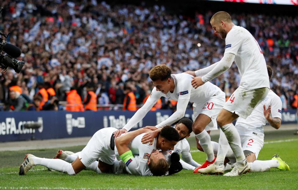  England players wildly celebrate after Kane banged in a late strike against Croatia