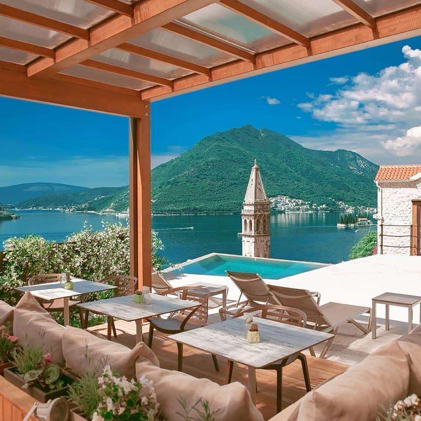  Guests can enjoy a wonderful view of the Adriatic Sea from the balcony and pool