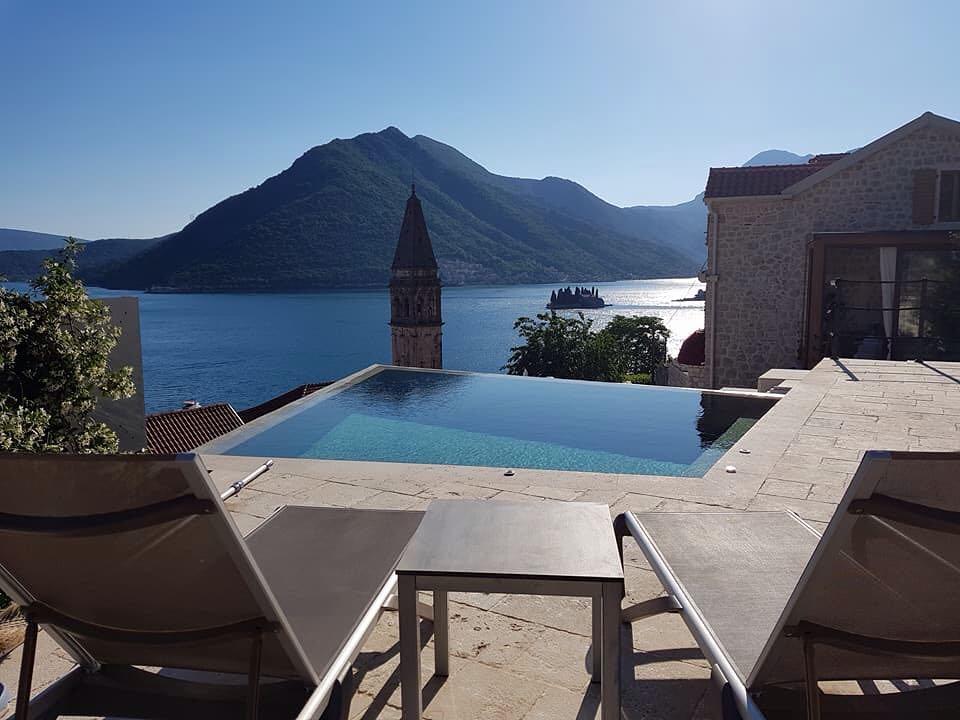  Guests can lounge poolside