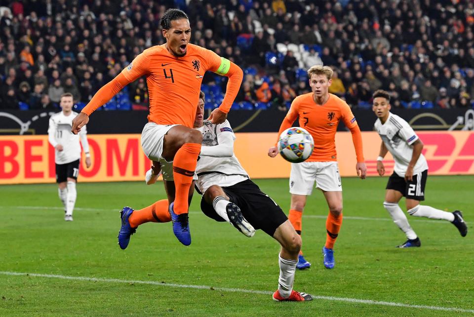  Virgil van Dijk scored a late equaliser as Holland booked their Nations League semi-final place