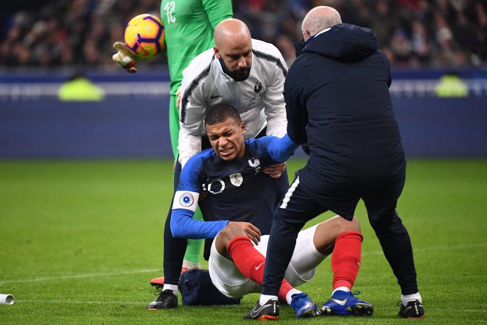  Kylian Mbappe was forced off the field after he injured his shoulder in the first half