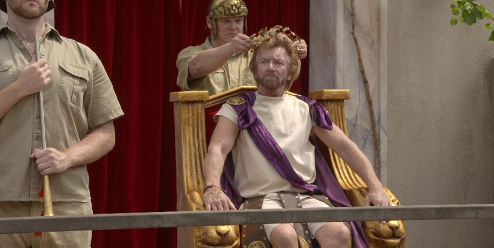  A promo clip for Noel's arrival that aired last night showed the TV host sit on a red velvet throne wearing a regal white toga