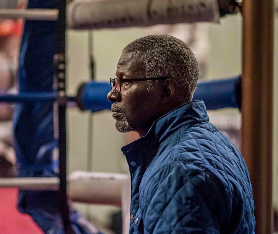  Former American world champion boxer, Mark Breland, watches Wilder in training