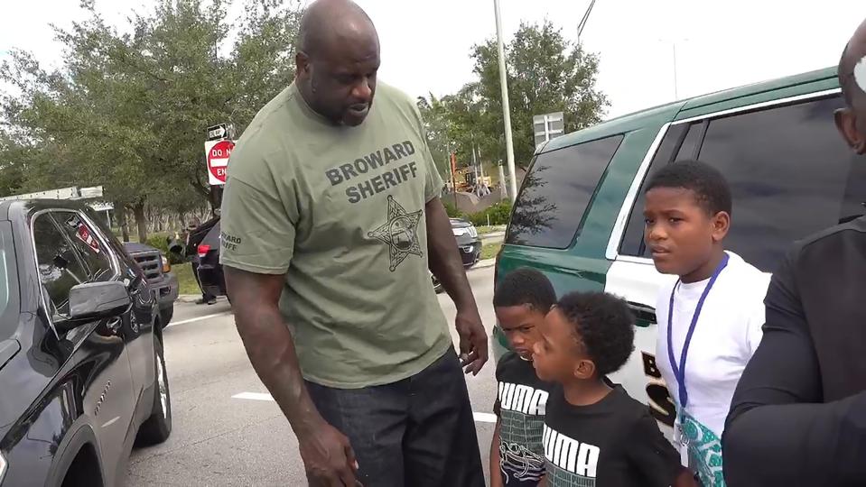  Shaquille O'Neal helped a family involved in a head-on collision in Florida